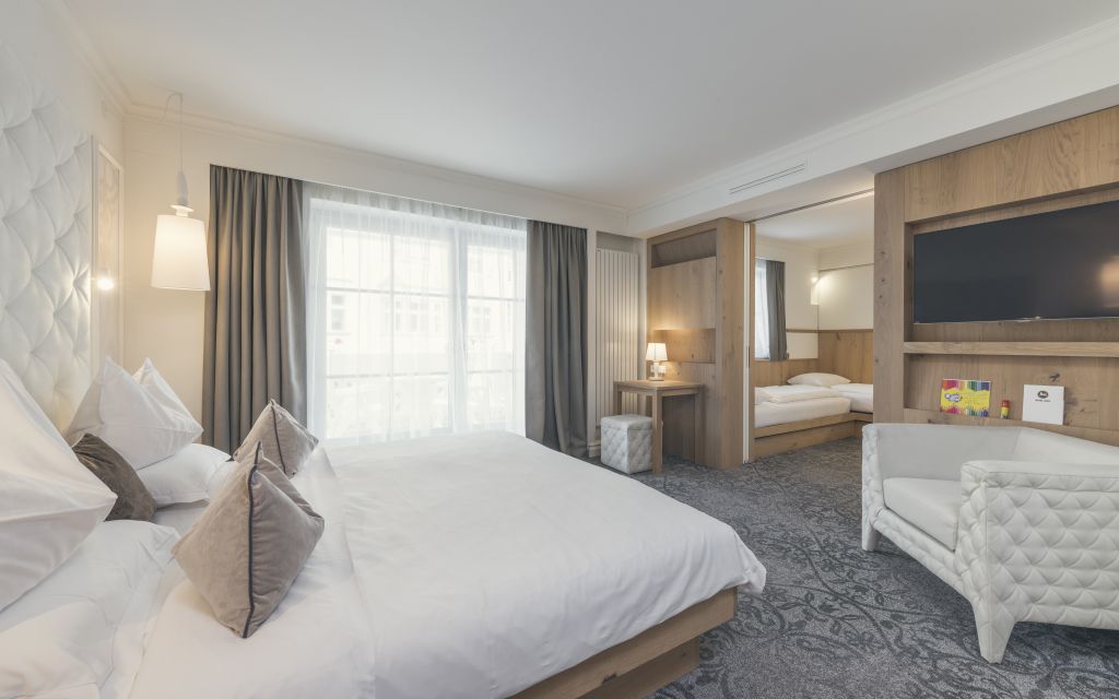 Schlafzimmer der Family Exclusive Suite (c) Hannes Niederkofler (Cavallino Bianco Family Spa Grand Hotel)