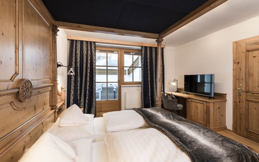 Schlafzimmer II in Suite Wilder Kaiser mit Blick auf den Balkon (c) Hannes Niederkofler (Peternhof)