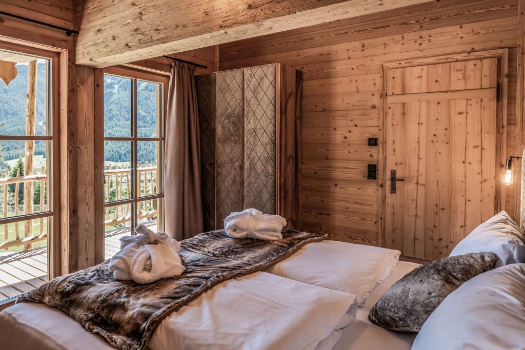 Schlafzimmer mit Blick auf die Berge im Sternenhimmel Apartment (c) ratko-photography (Benglerwald Berg Chaletdorf)