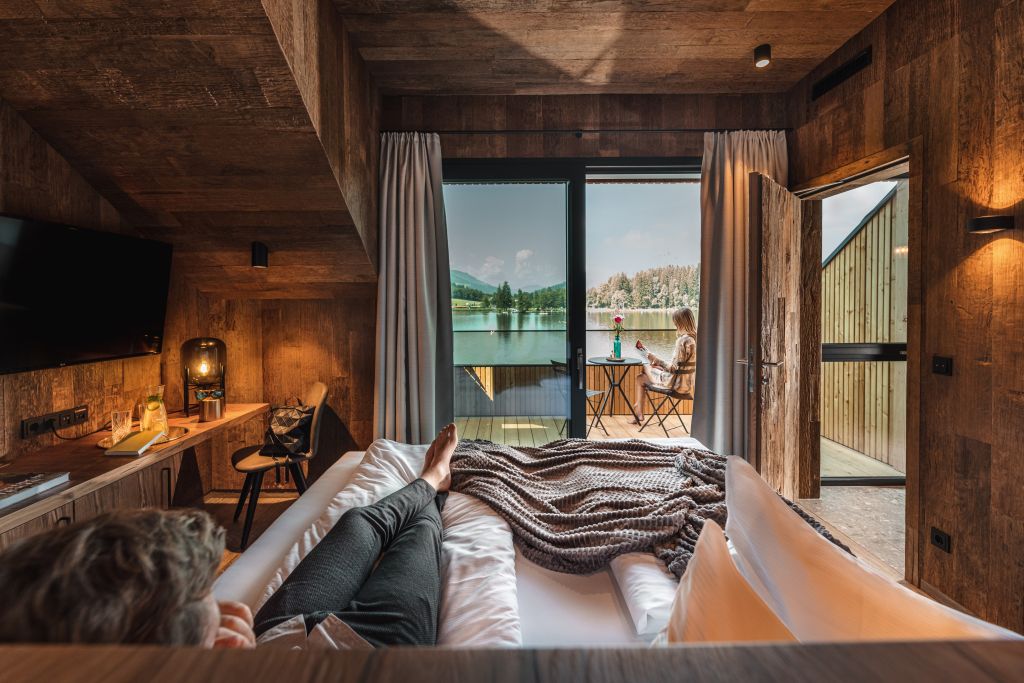 Schlafzimmer mit Terrasse im Steghaus (c) Jukka Pehkonen (Alpenhotel Kitzbühel)