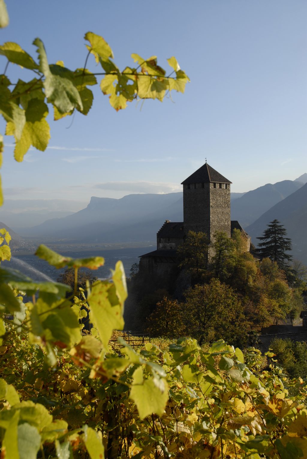 Schloss Tirol in Dorf Tirol bei Meran mit Bergpanorama (Hotel Ansitz Golserhof)