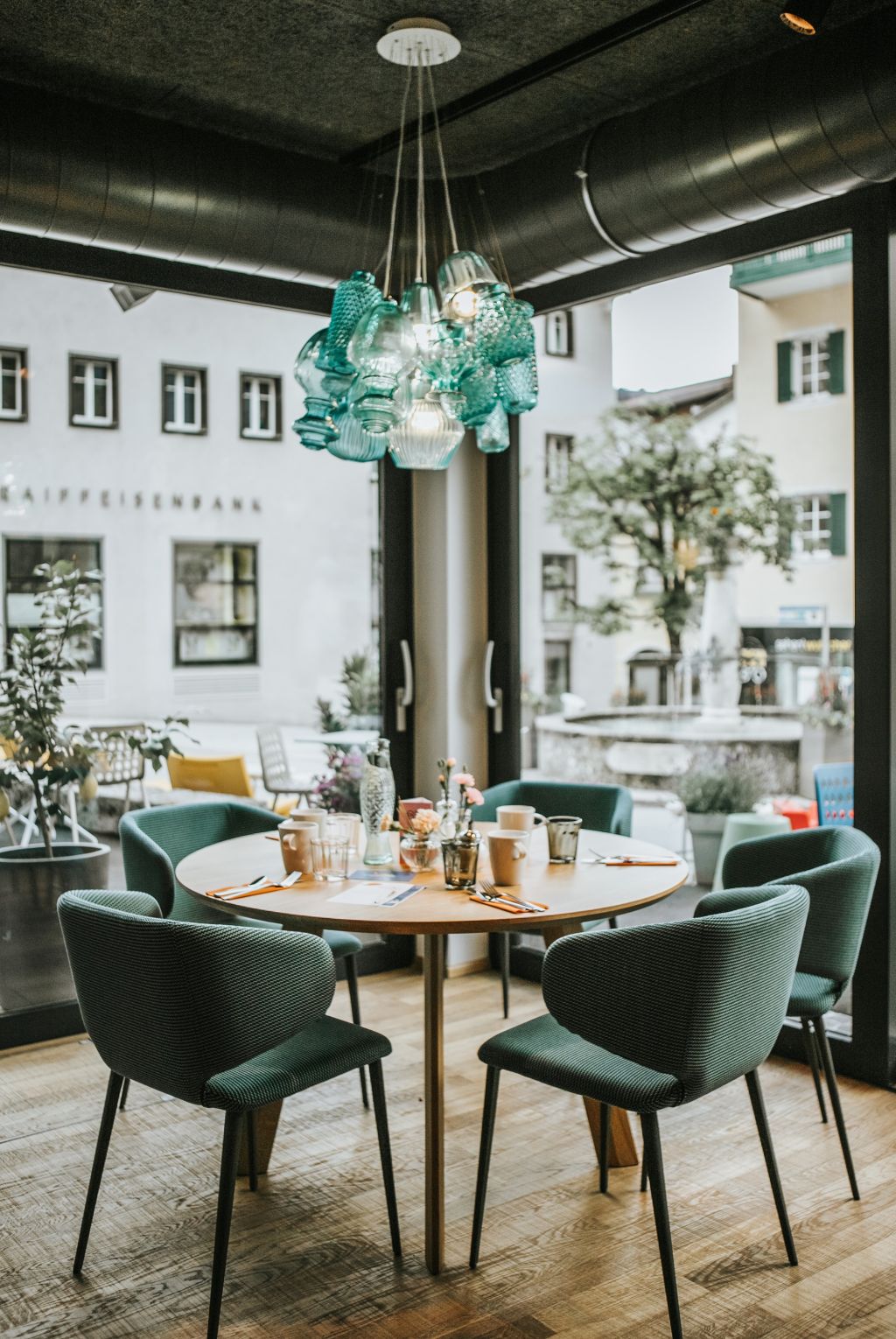 Schön gedeckter Tisch im BLÜ Restaurant (Hotel Blü Gastein)