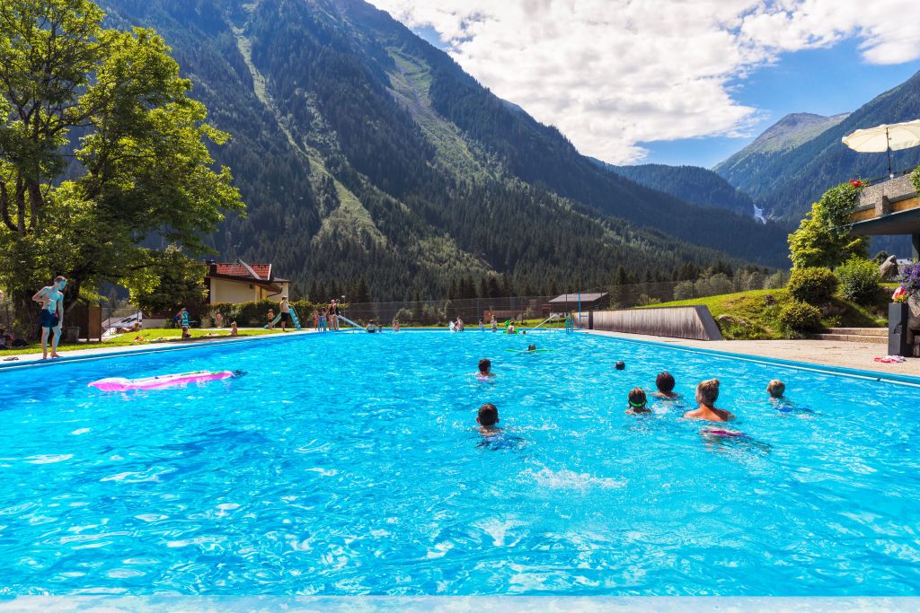 Schwimmbad mit Bergpanorama (Tourismusverband Krimml)