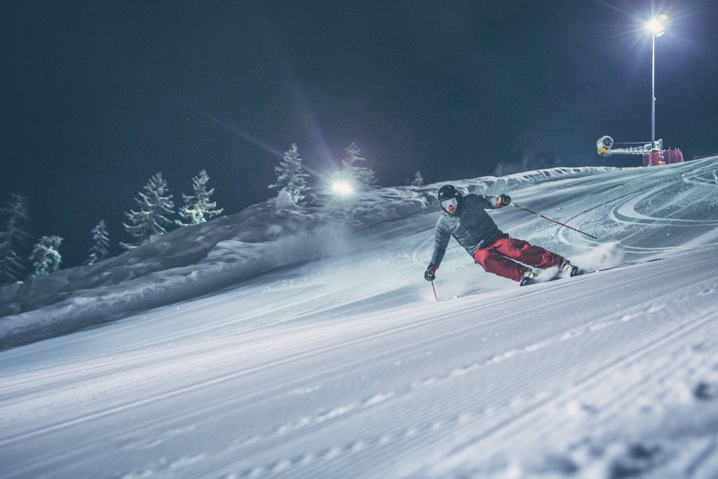 skifahren_bei_nacht_c_manuel_kottersteger_hirben_naturlaub.jpg