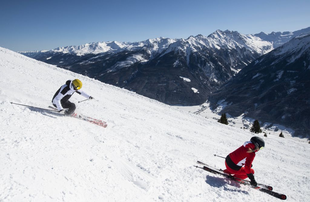 Skifahren mit Aussicht auf die 3000er des Nationalparks Hohe Tauern (c) Wildkogel Arena Neukirchen &amp; Bramberg 