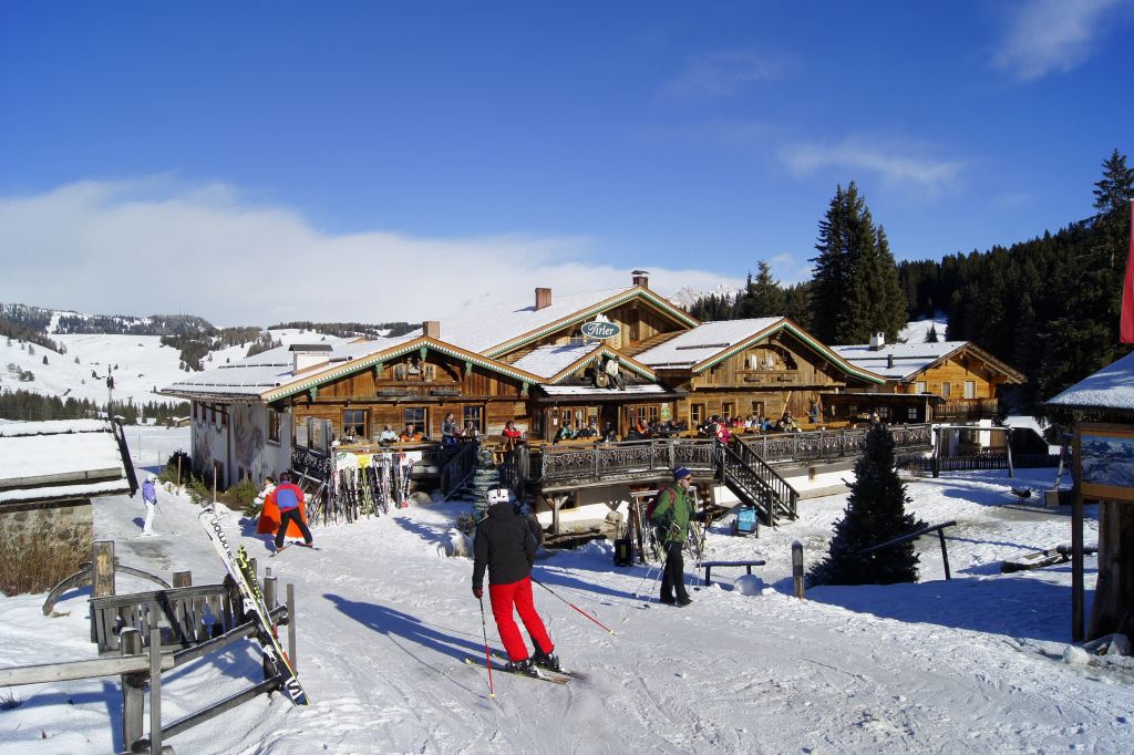 Skifahrer bei der Einkehr (Tirler-Dolomites Living Hotel)