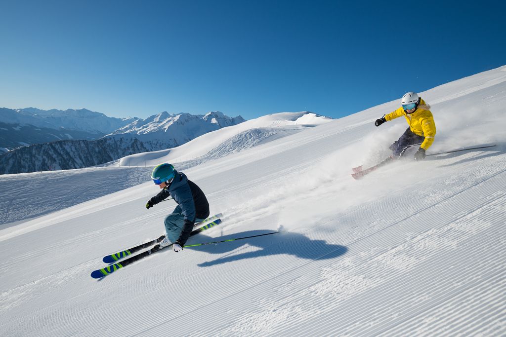 Skifahrer beim Carving mit Blick auf Kolm Saigurn (c) Michael Gruber (Tourismusverband Rauris)