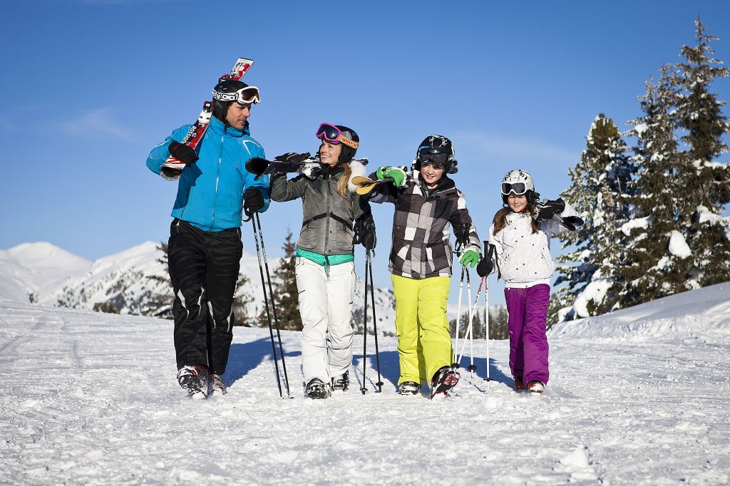 Skitag mit der ganzen Familie bei herrlichem Wetter (c) TVB Wald (Biohotel Castello Königsleiten)