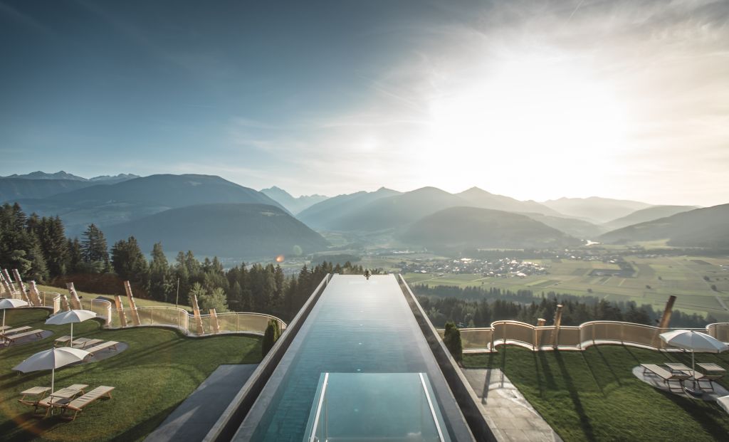 Sky Pool mit atemberaubendem Ausblick (Alpin Panorama Hotel Hubertus)