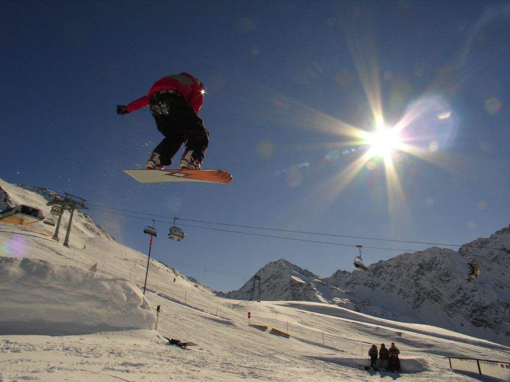 Snowboard-Fahrer beim Springen (c) Peter Leitner (Alpengasthof Zollwirt)