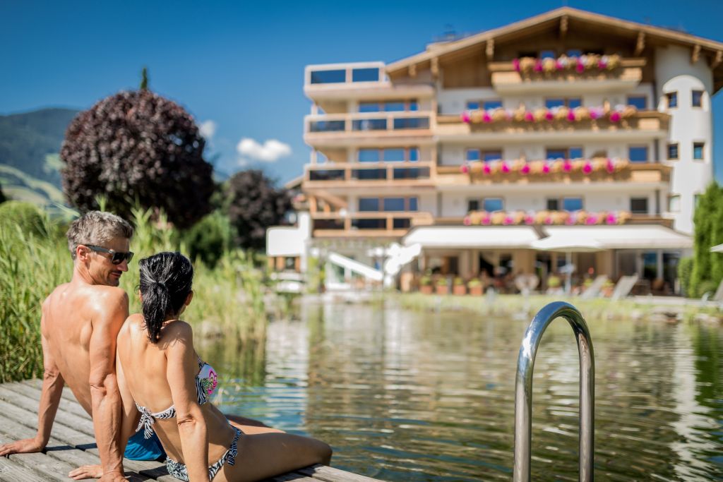 Sonnenbaden am Bio-Schwimmteich (Held Hotel &amp; Spa)