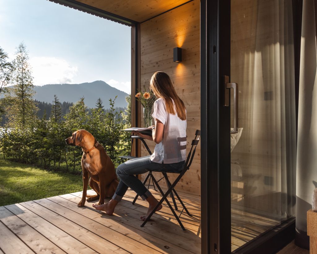 Sonnenstrahlen mit dem Hund auf der Terrasse tanken (c) Jukka Pehkonen (Alpenhotel Kitzbühel)