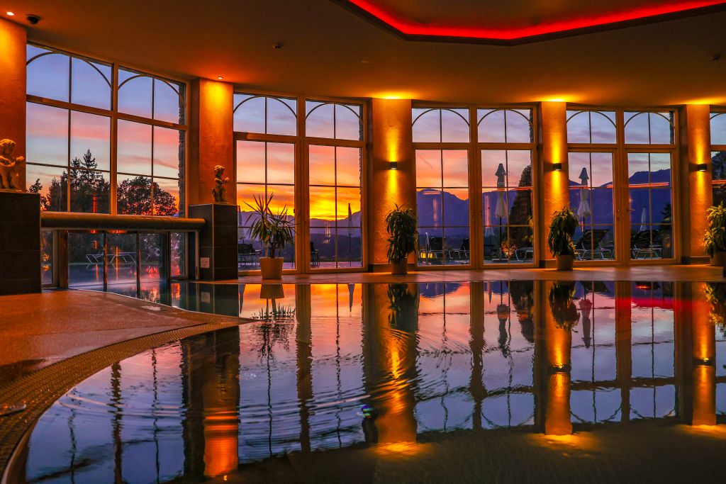 sonnenuntergang_indoorpool_hotel_panorama_royal