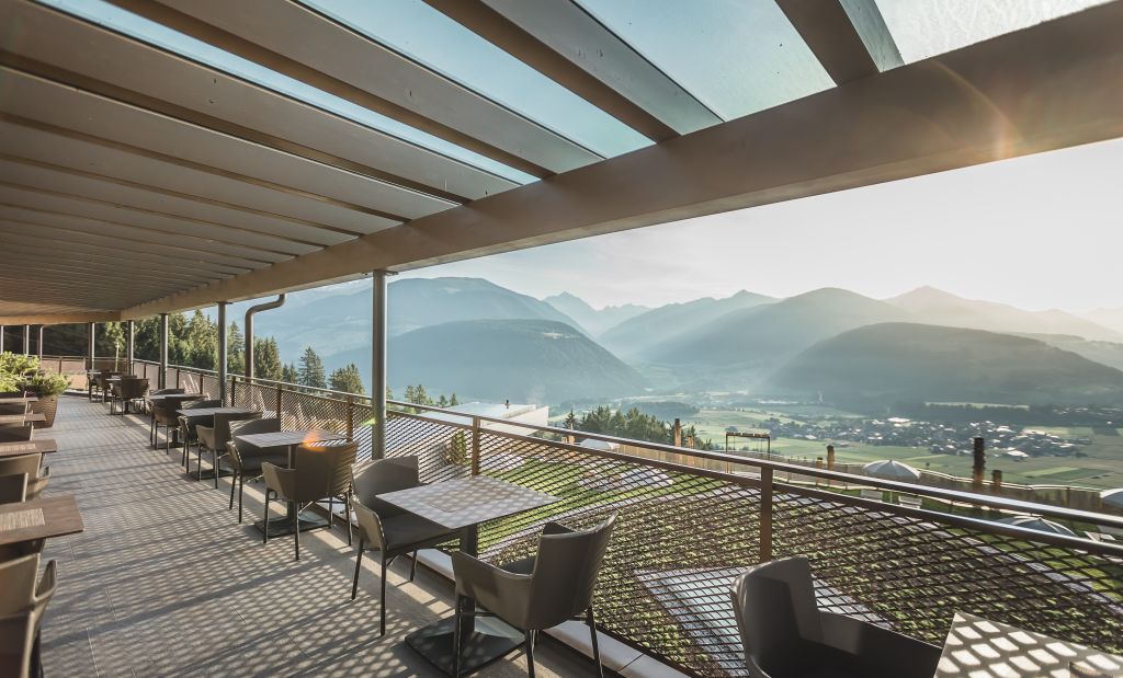 Sonniger Ausblick von der eleganten Terrassenlounge (Alpin Panorama Hotel Hubertus)