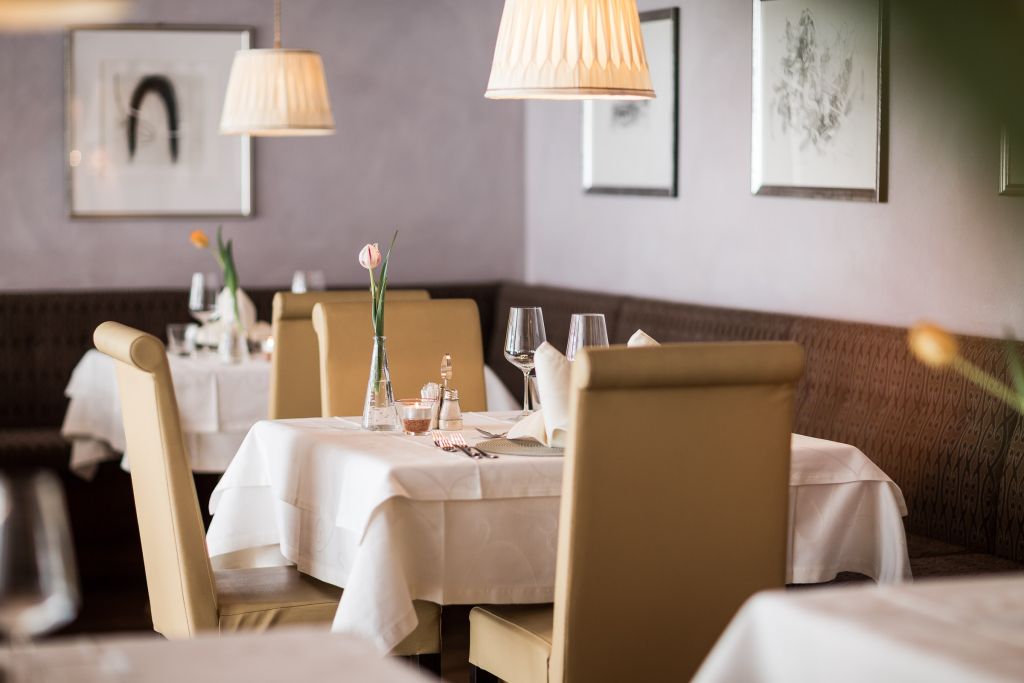 Stilvoll gedeckte Tische im Restaurant (c) Florian Andergassen (Hotel Sand)