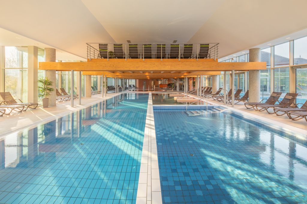 Swimming-Pool mit Relaxing Area (Greenfield Hotel &amp; Spa)