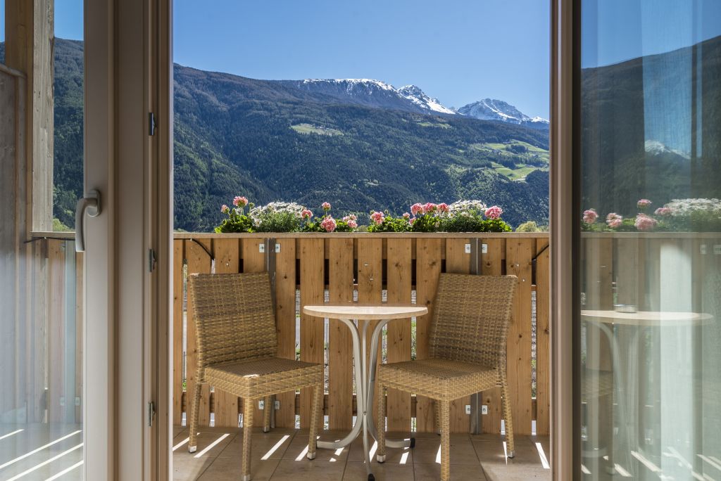 Terrasse mit wunderschönen Ausblick (c) Hannes Niederkofler Photography (Wanderhotel Vinschgerhof)