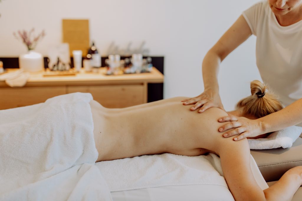 Tiefenentspannung bei der Körpermassage (c) Karin Bergmann (Ratscher Landhaus)