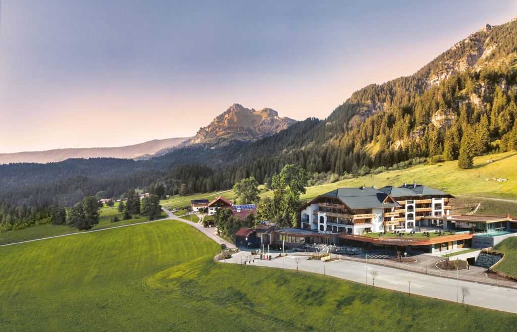 Traumhafte Außenaufnahme mit Blick auf die Berge (Hotel Bergblick)