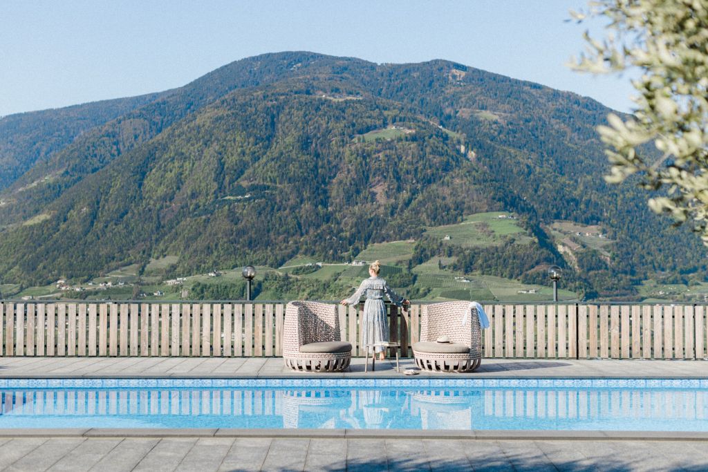 Traumhafte Landschaft umgibt den Outdoor-Pool des Hotels (c) Daniel Zangerl (Hotel Paradies)