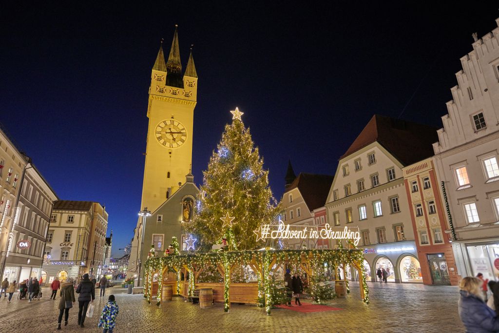 Über den Straubinger Weihnachtsmarkt schlendern (c) Foto Bernhard (Hotel Asam)