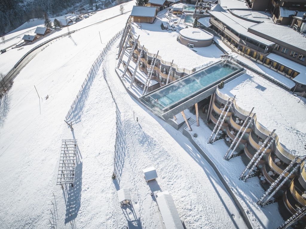Verschneite Parkanlage mit Skypool (Alpin Panorama Hotel Hubertus)