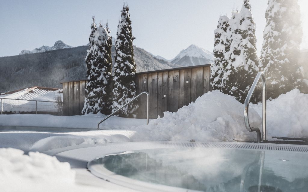Verschneiter Whirlpool ©Manuel Kottersteger (Alpin Panorama Hotel Hubertus)