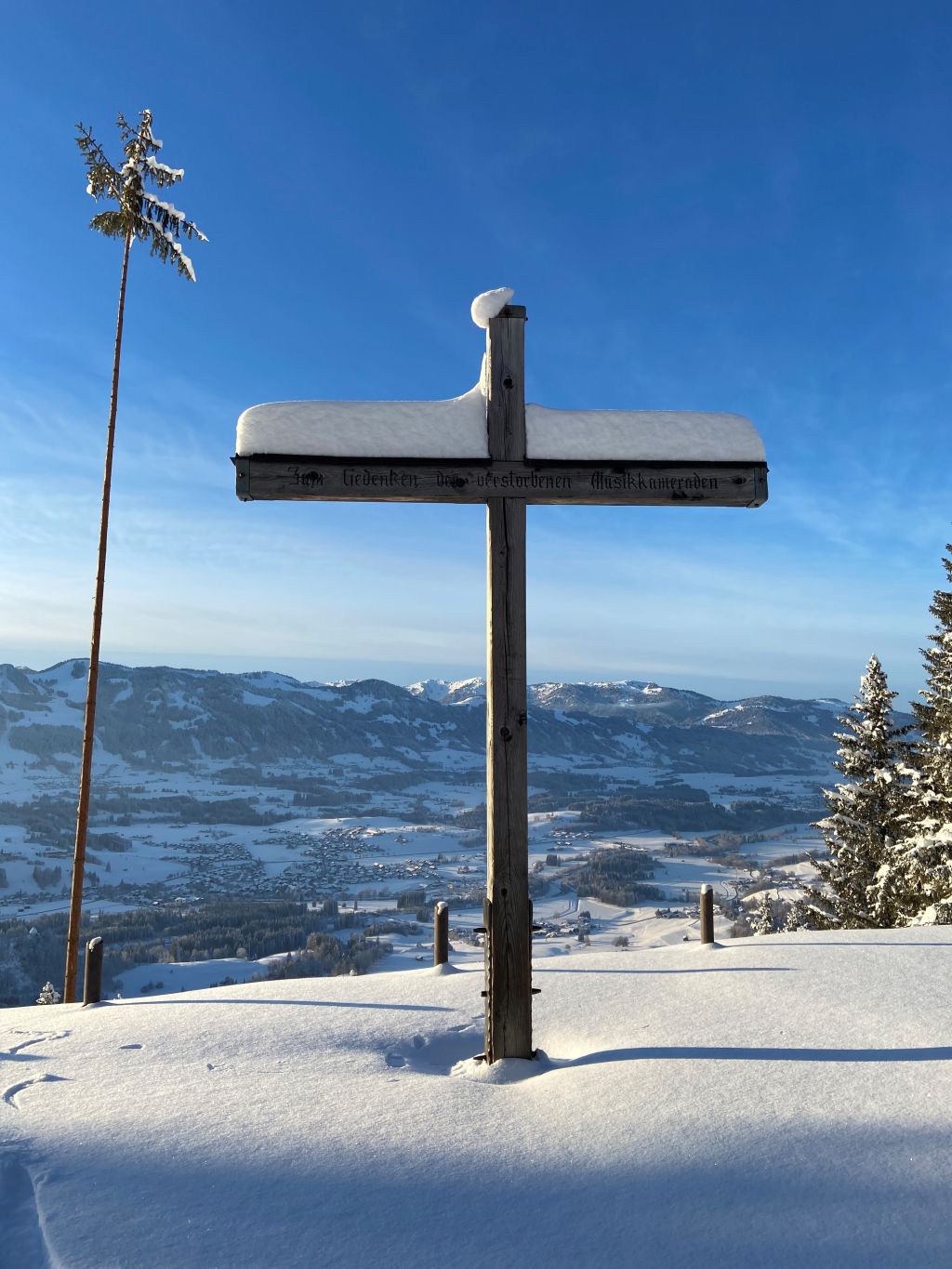Verschneites Gipfelkreuz mit traumhafter Aussicht (c) Patrick vom Berg (Parkhotel Burgmühle)
