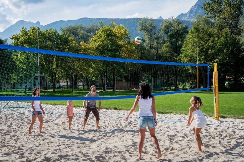 Volleyball mit der Familie (c) Angélica Morales (Silberregion Karwendel)