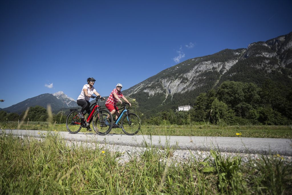 Von Sehenswürdigkeit zu Sehenswürdigkeit mit den E-Bikes der Silberregion Karwendel (c) heikomandl.at (TVB Silberregion Karwendel)