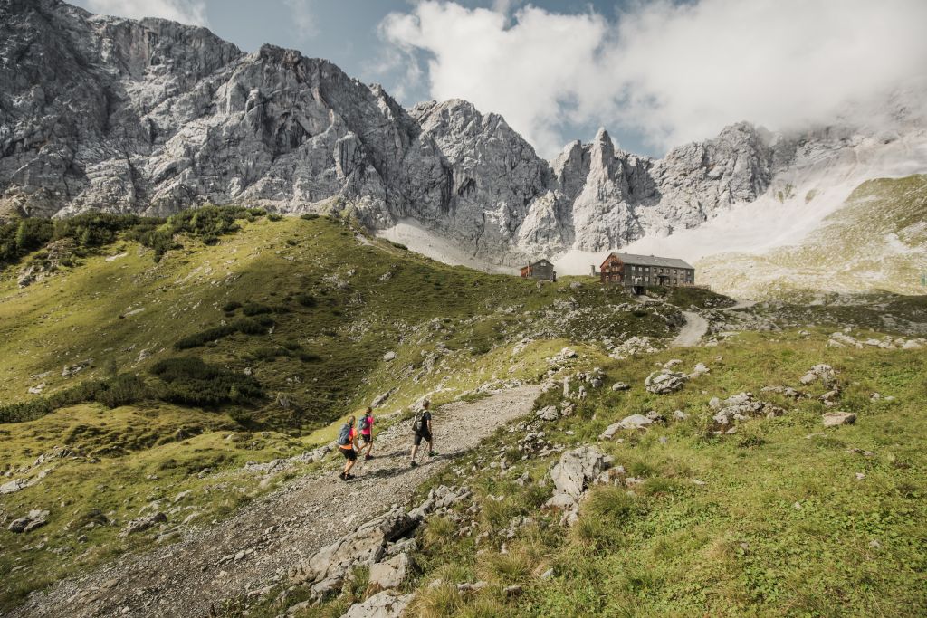 Wanderung durch atemberaubende Bergkulissen (c) Mia Maria Knoll (TVB Silberregion Karwendel)