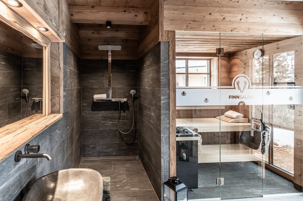 Wellness-Dusche mit eigener Sauna im Chalet (c) ratko-photography (Benglerwald Berg Chaletdorf)