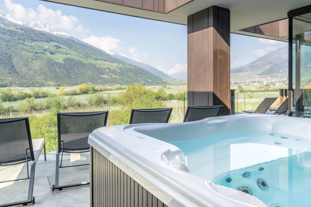 Whirlpool im Wellnessbereich mit Panoramafenster im Sommer (Wanderhotel Vinschgerhof)