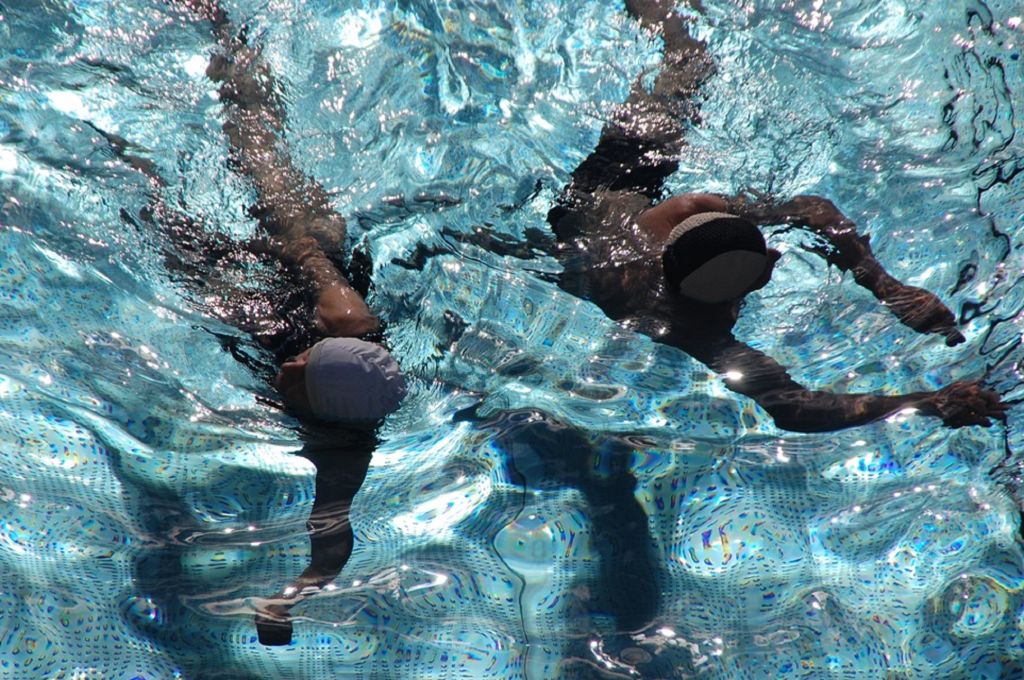Wie ein Fisch im Wasser den Pool genießen (Impuls Hotel Tirol)