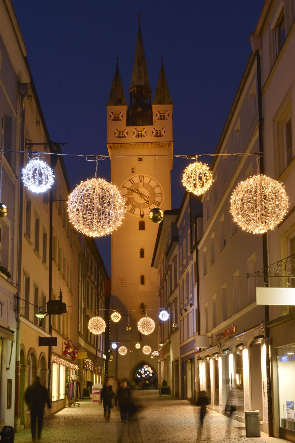 Winterbeleuchtung in der Straubinger Altstadt (c) Foto Bernhard (Hotel Asam)