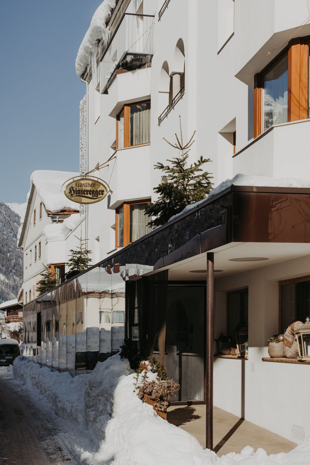 Winterlicher Eingang des Hotels (c) Anna Fichtner (Hotel Hinteregger)