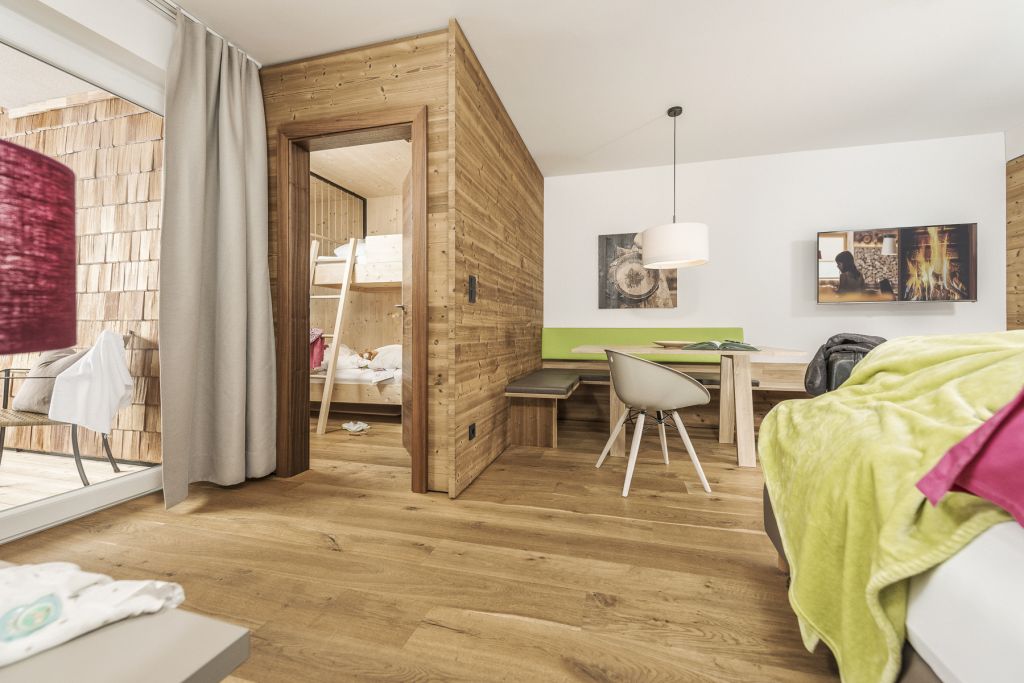 Wohnbereich in der 50er-FamilySuite (c) Jan Hanser mood photography (alpina zillertal)