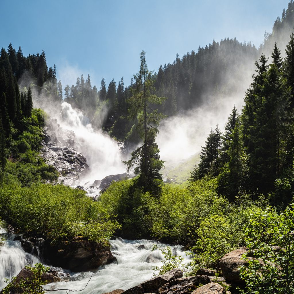 Wunderbarer Wasserfall inmitten der herrlichen Umgebung (Tourismusverband Krimml)