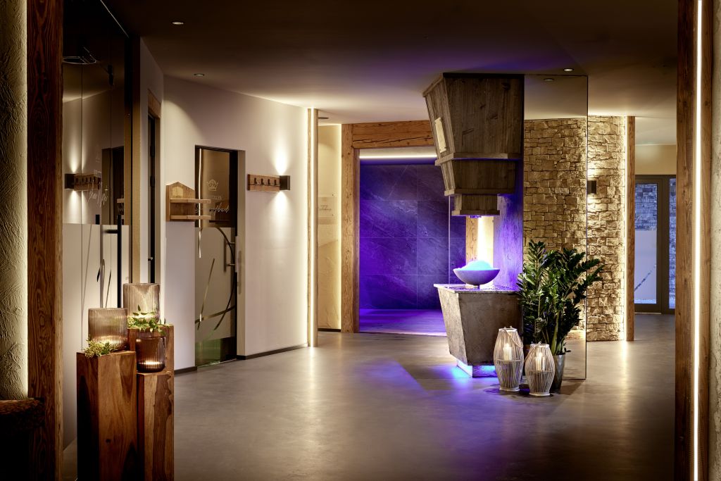 zugang_zu_den_einzelnen_saunen_hotel_panorama_royal