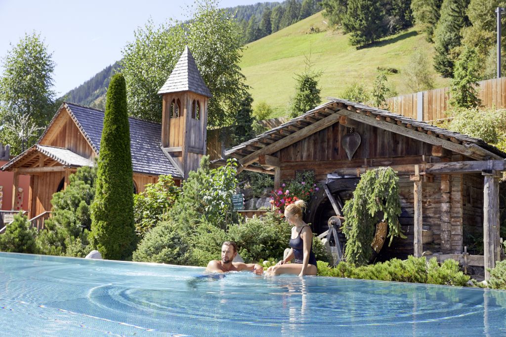 Zweisamkeit am Infinity Outdoor Pool (c) Michael Huber (Hotel Quelle Nature Spa Resort)