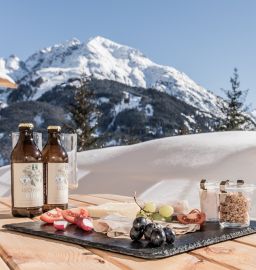 Exklusives Frühstück mit Blick auf die verschneiten Berge genießen (c) ratko-photography (Benglerwald Berg Chaletdorf)