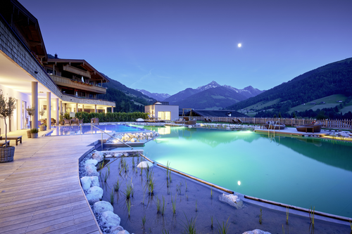 Abendstimmung am Außenpool (Der Böglerhof)