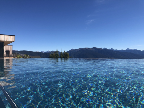 Abkühlung im Wasser (c) Sascha Russotii (Tratterhof - Mountain Sky Hotel)