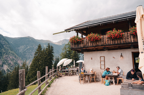Almhüttenidylle mit Bergblick (c) PLAICKNER (Kronplatz Brand)
