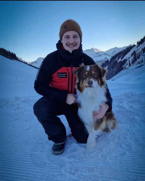 Ausbildung zum Lawinen-Suchhund. Jakob und sein Australian Shepherd Arax (Berghaus Schröcken)