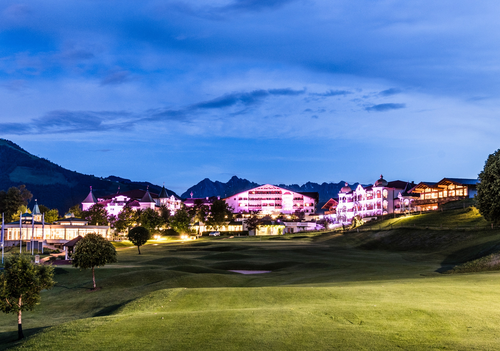 Ausblick auf das Hotel Peternhof am Abend (c) Hannes Niederkofler (Peternhof)
