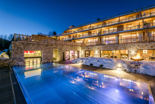 Außenansicht des Hotels bei Dämmerung © Günter Standl (Tratterhof)