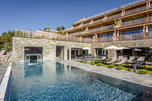 Außenansicht des Pools (c) Günter Standl (Tratterhof - Mountain Sky Hotel)