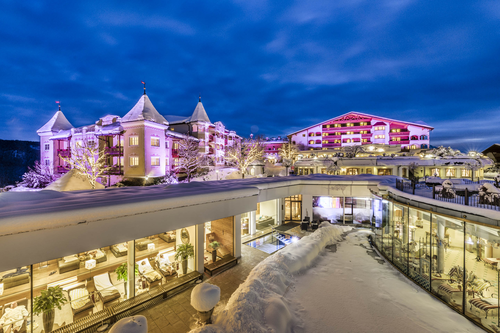 Außenansicht im Winter (c) Hannes Niederkofler (Hotel Peternhof)