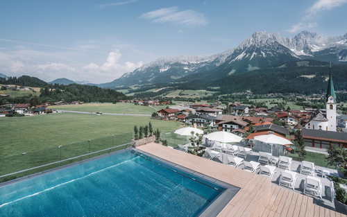 Außenansicht mit Pool und Sitzmöglichkeiten (c) Markus Auer (DAS KAISERBLICK**** Superior)